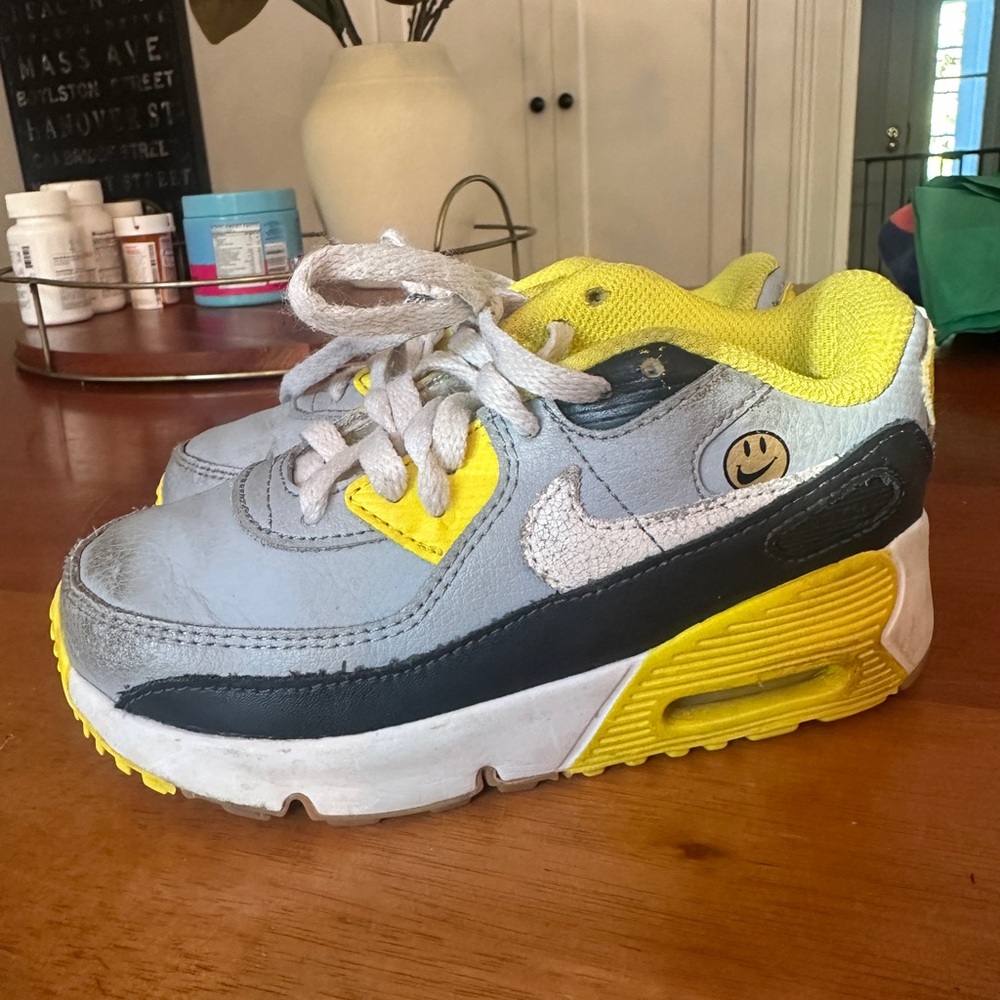 Kids Nike Air Max 90 LTR GS - DQ0570-001 Wolf Grey/Yellow Happy Face - Size 10C